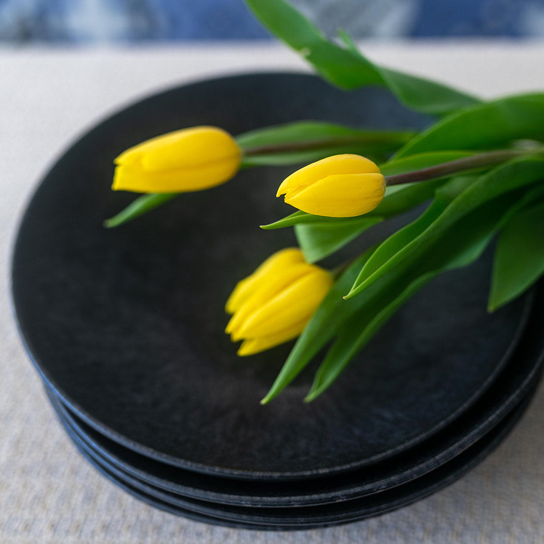 SCHWARZER KERAMIK TELLER AUS PORTUGAL